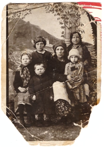 Семья Ануфриевых с родней, д. Акись, Усинский район Коми АССР. 1936 г.